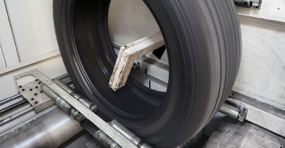 Lốp được thi công trên máy tráng lốp