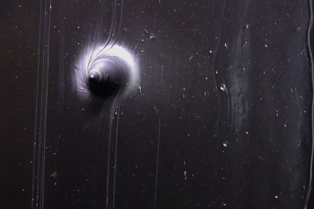 Lốp xe bị dính đinh đã được lớp keo bịt kín ngay lập tức