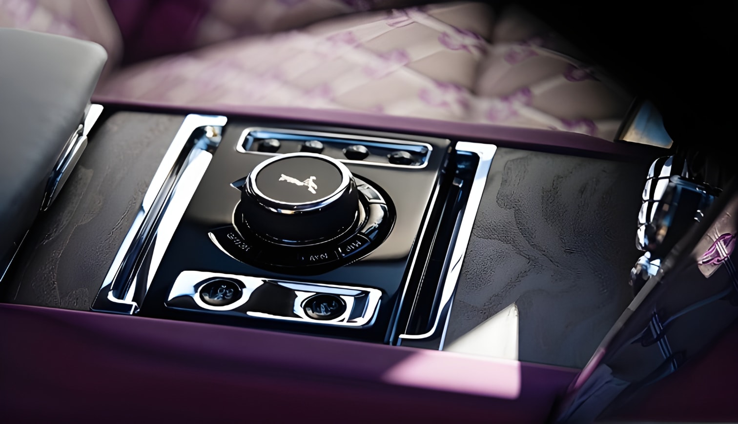Trung tâm điều khiển Rolls-Royce Cullinan Series II