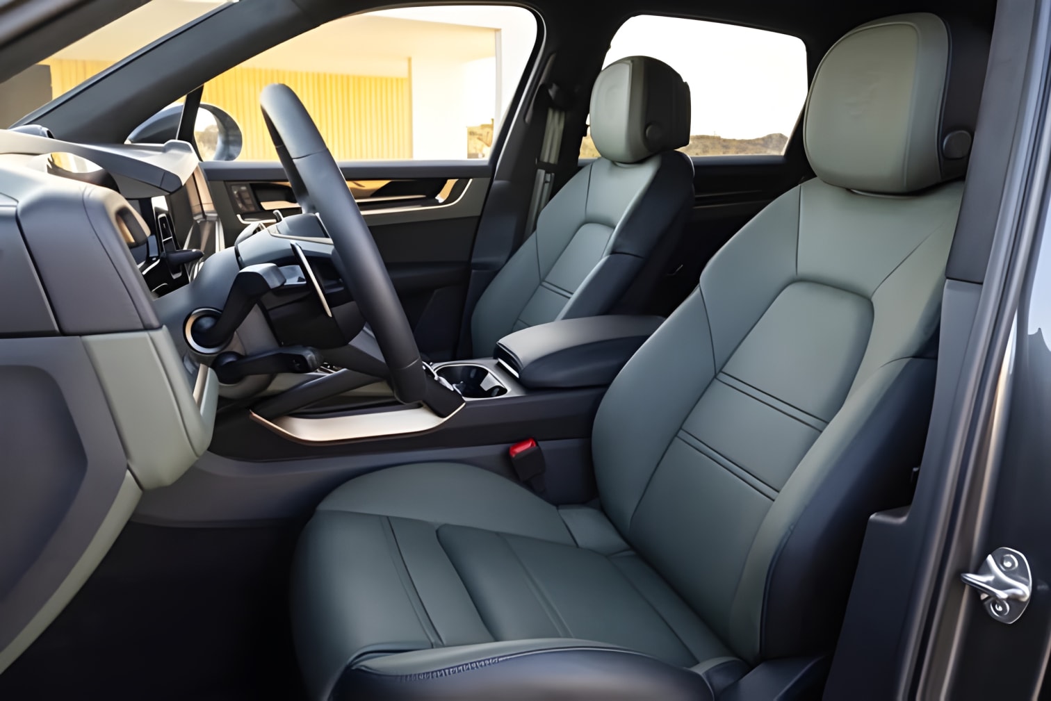 Khoang lái Porsche Cayenne 2024 rộng rãi