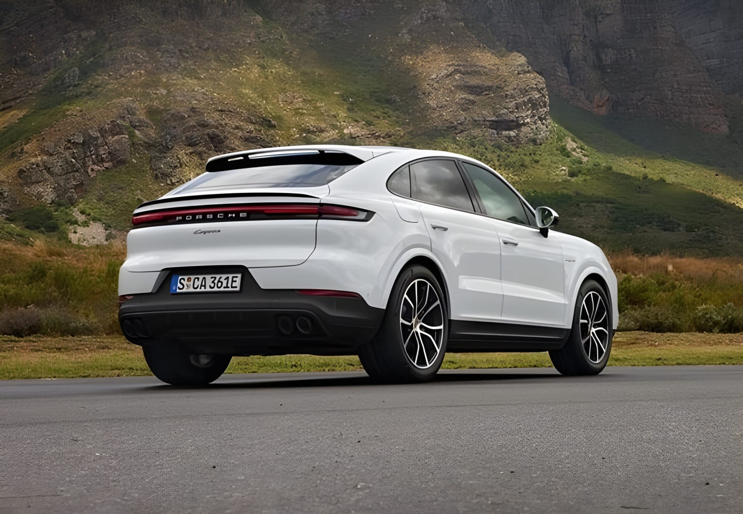 Porsche Cayenne 2024 màu trắng tinh tế