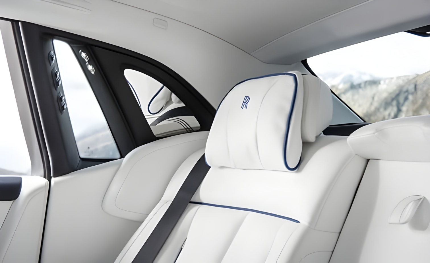 Túa ghế Rolls-Royce Phantom 8 thêu logo