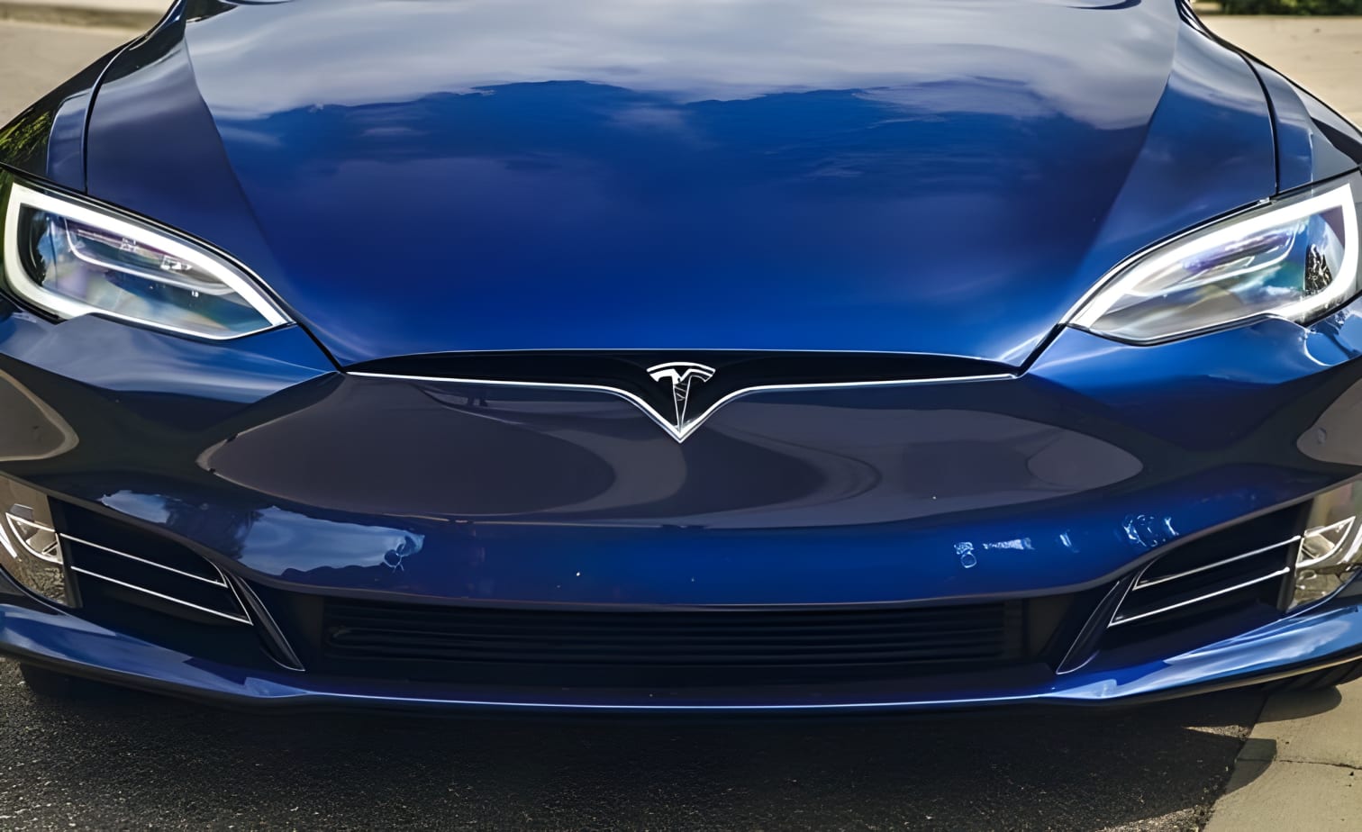 Đầu xe Tesla Model S từ góc nghiêng