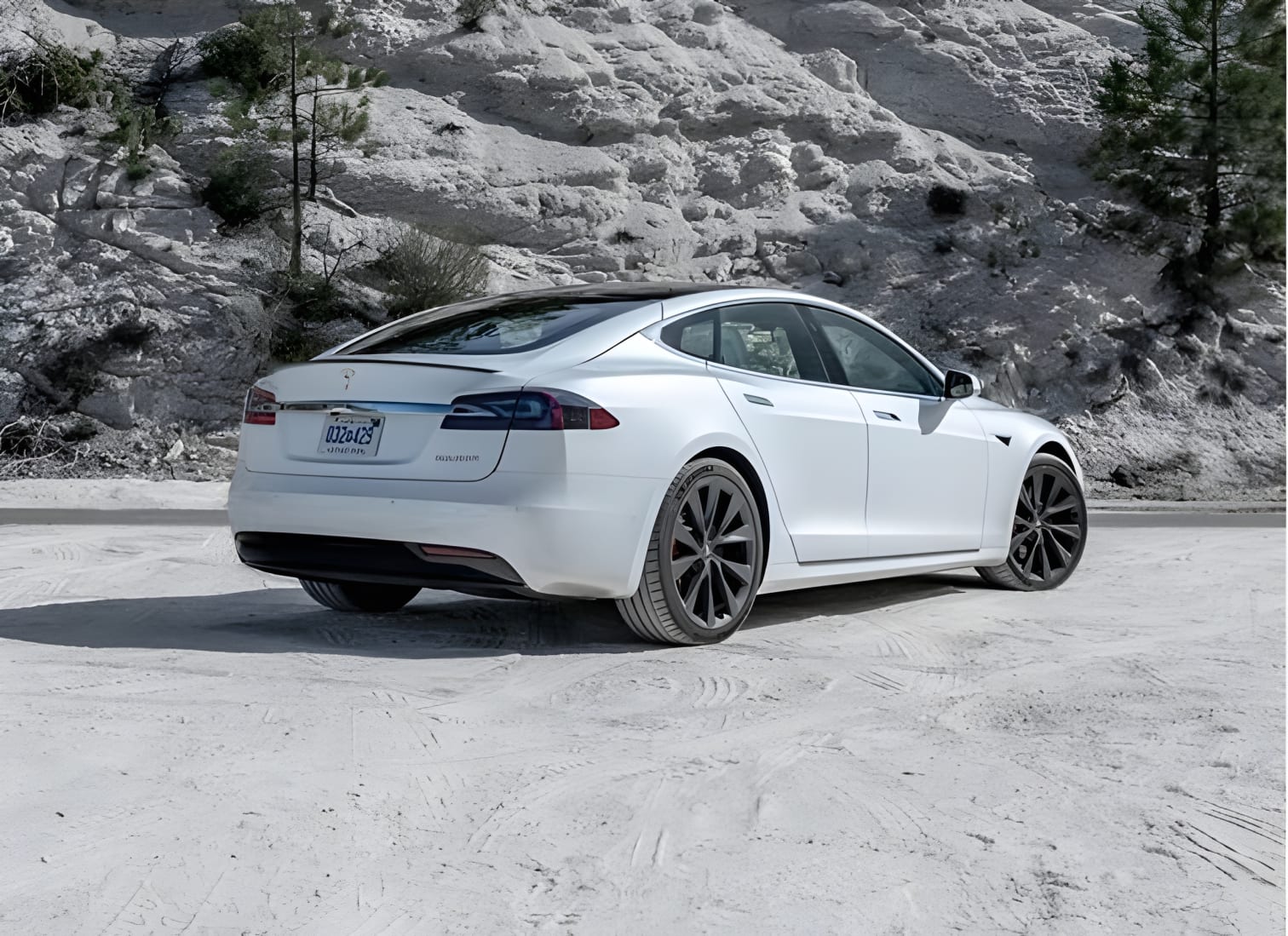 Hông xe điện Tesla Model S màu bạc