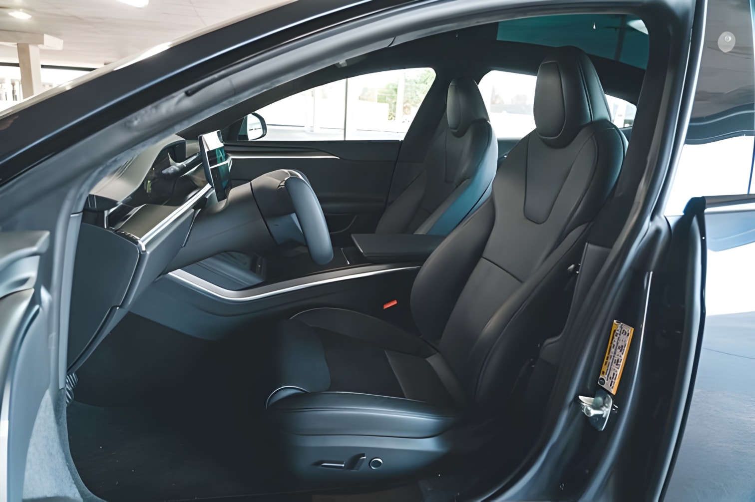 Khoang lái Tesla Model S 2025