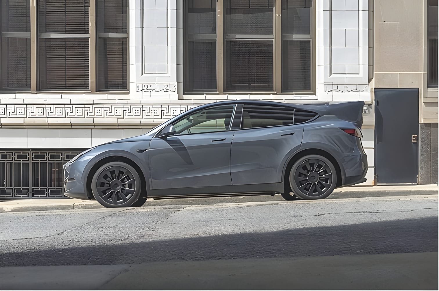 Thân xe Tesla Model Y góc nghiêng