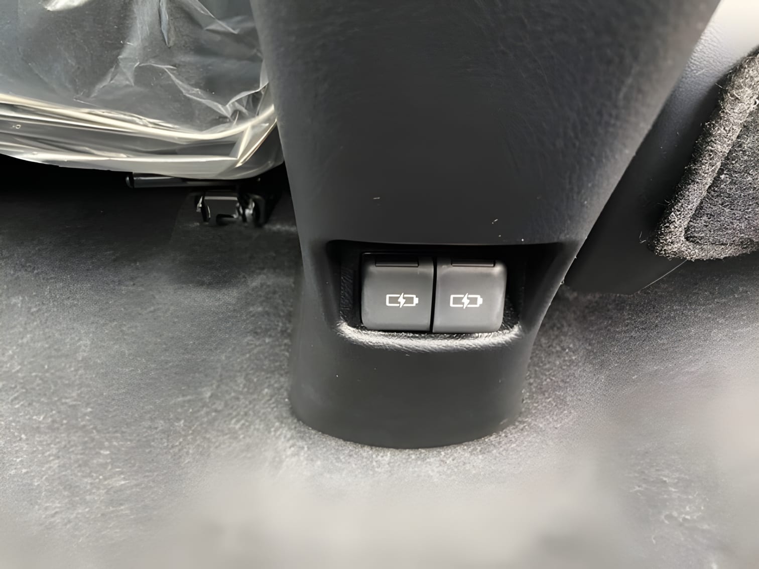 Cổng sạc USB hàng ghế sau Toyota Vios Facelift 2024