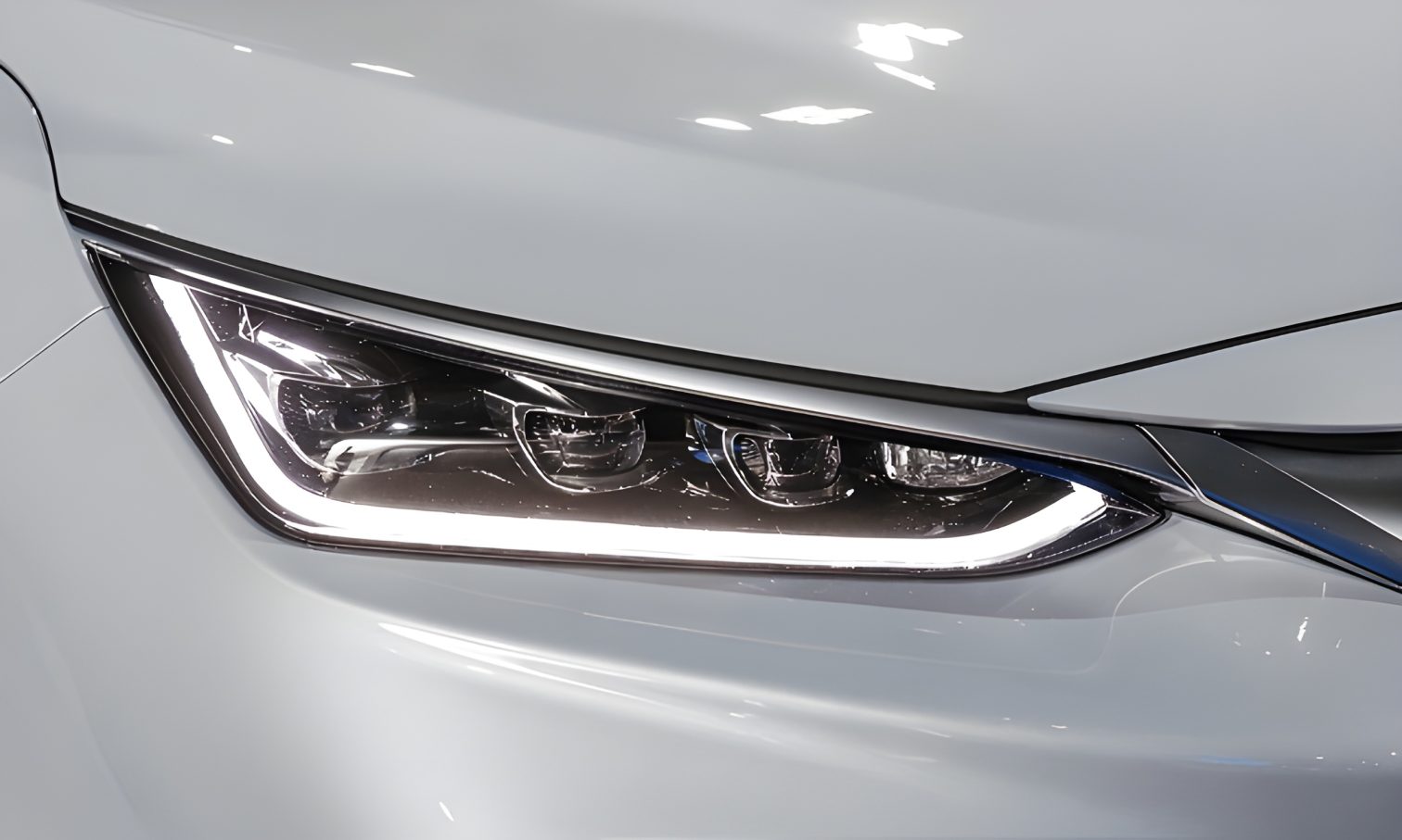 Cận cảnh đèn pha LED của xe BYD Sealion 8