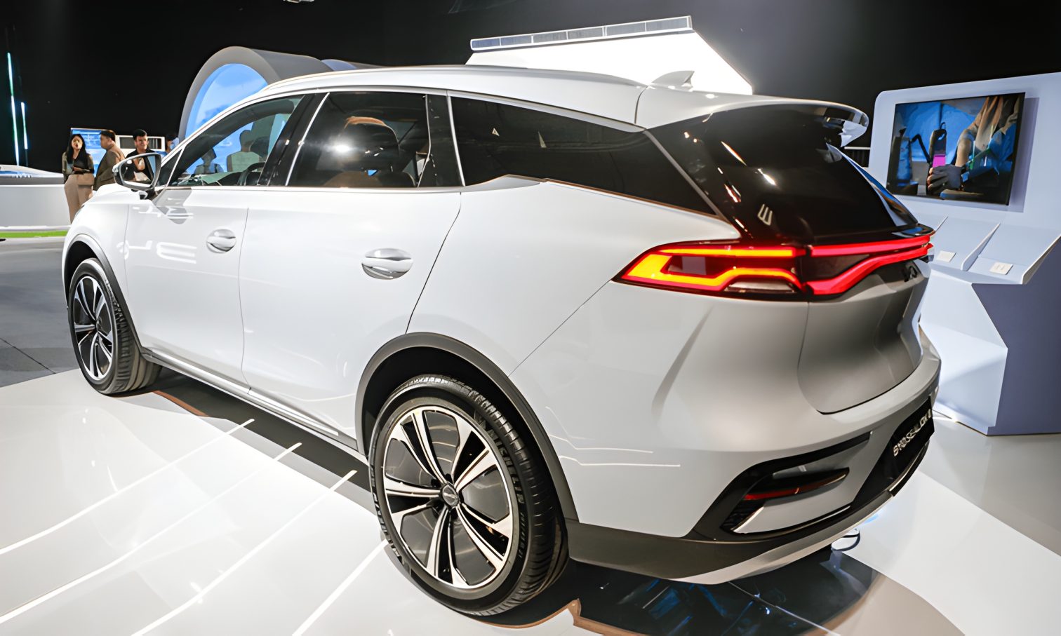 Hông xe BYD Sealion 8 nhìn từ bên cạnh