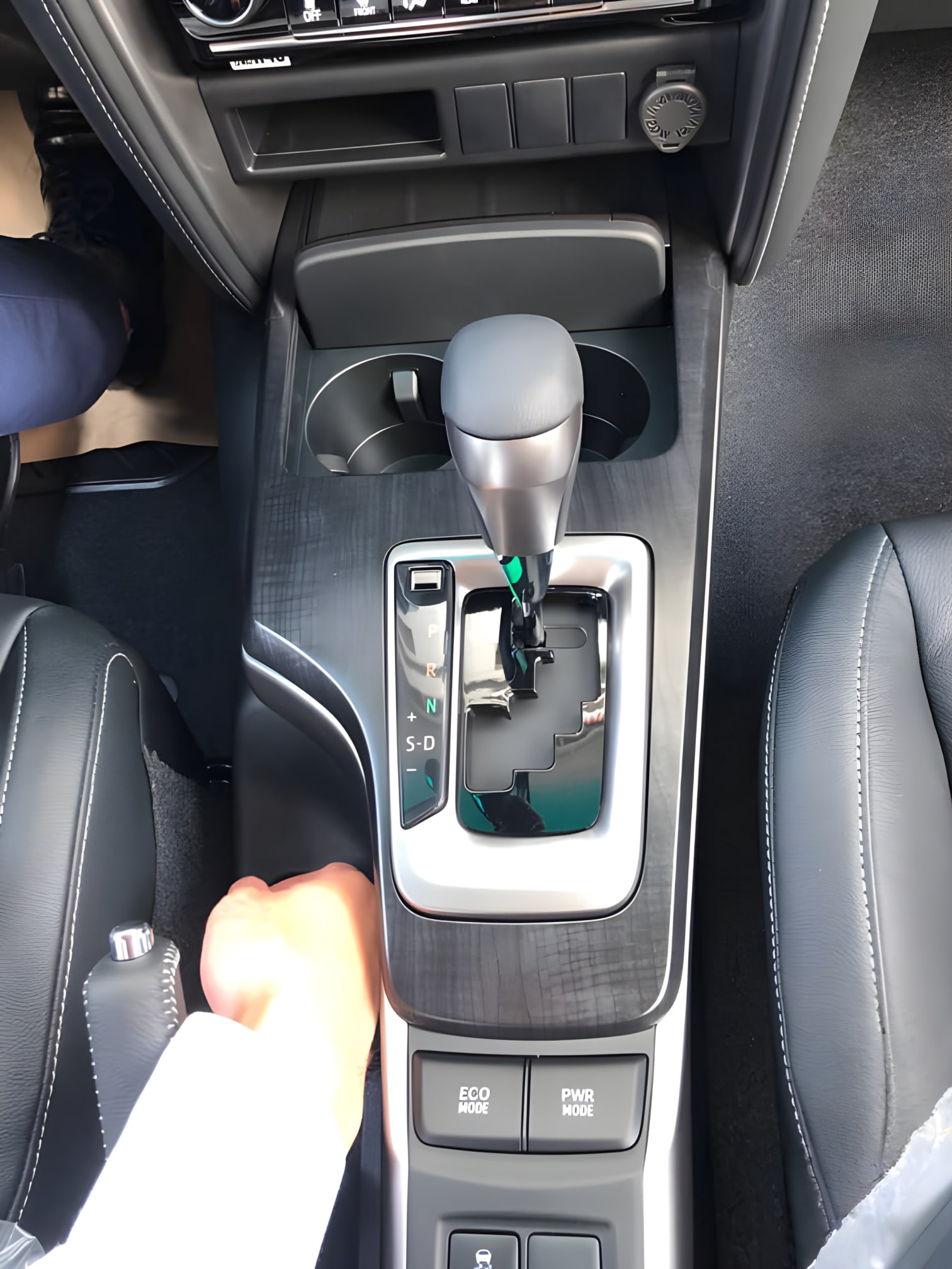 Cần số xe Toyota Fortuner 2024 hiện đại
