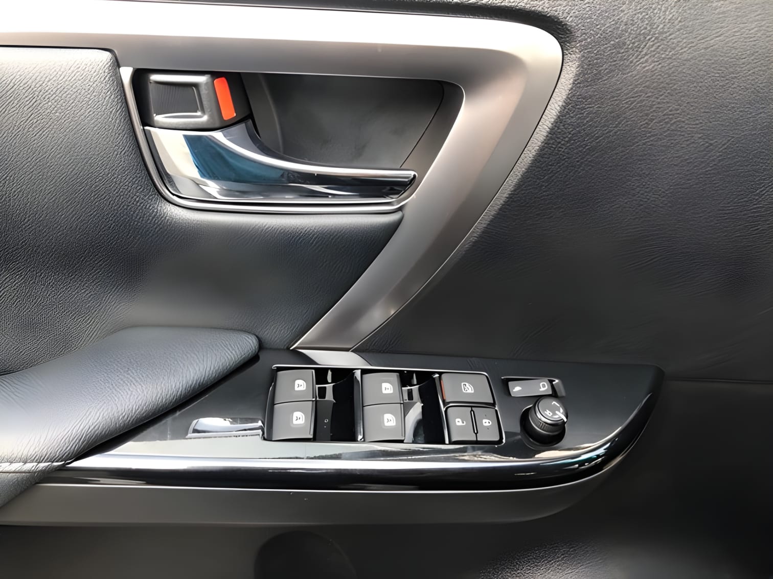 Chỉnh cửa Toyota Fortuner điều khiển từ xa