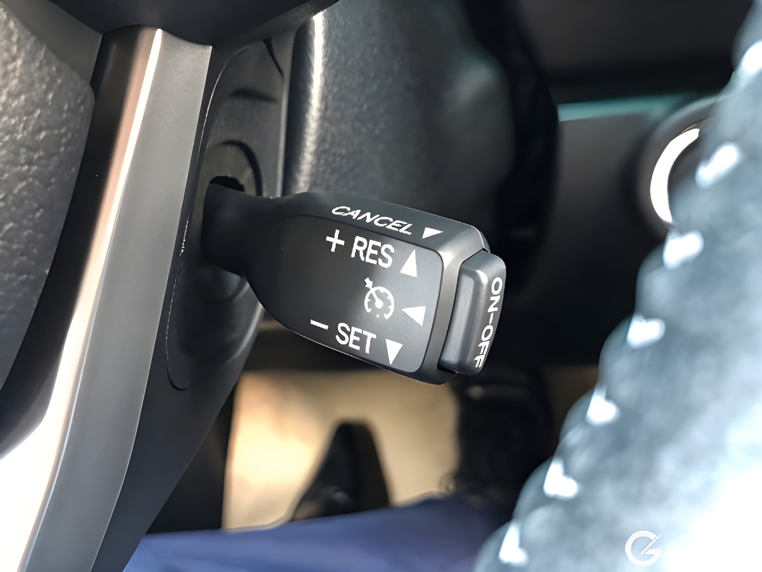 Cruise control Toyota Fortuner trên vô lăng