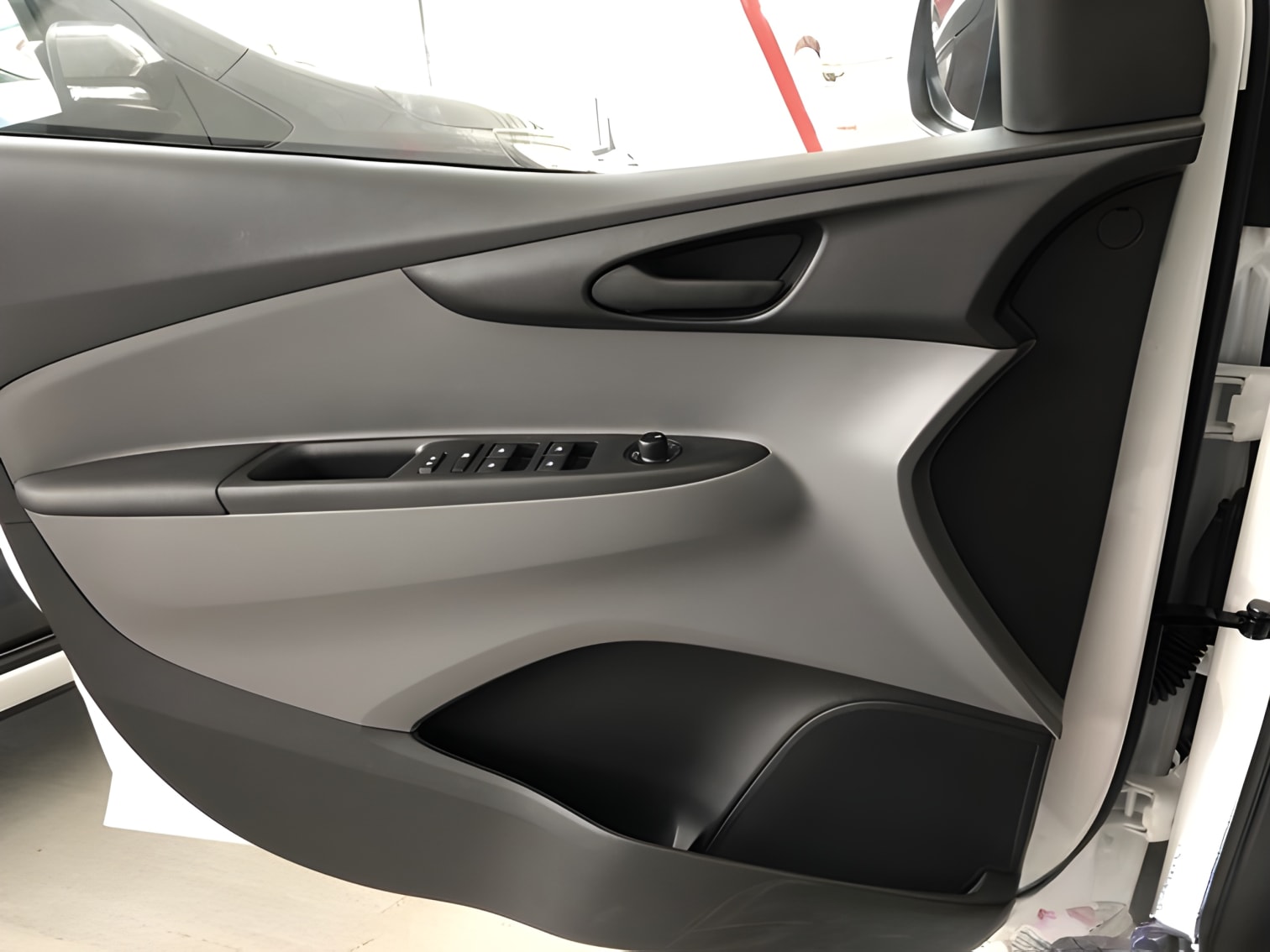Cửa lái xe VinFast Fadil với tấm ốp nội thất