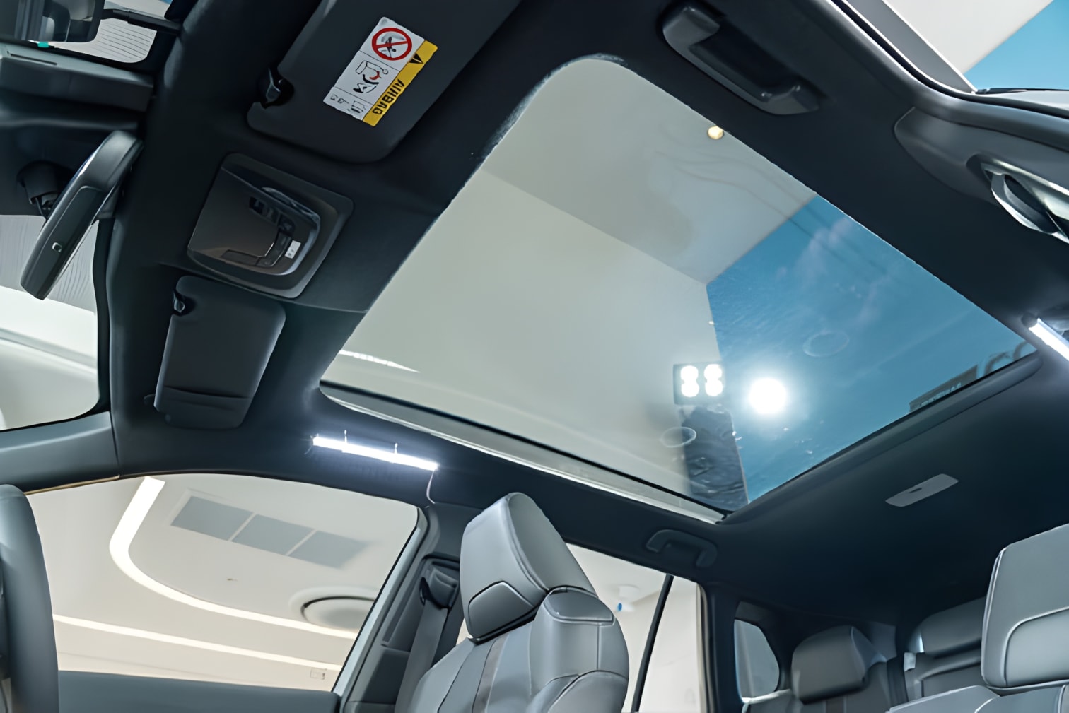 Cửa sổ trời Toyota Corolla Cross Hybrid 2025