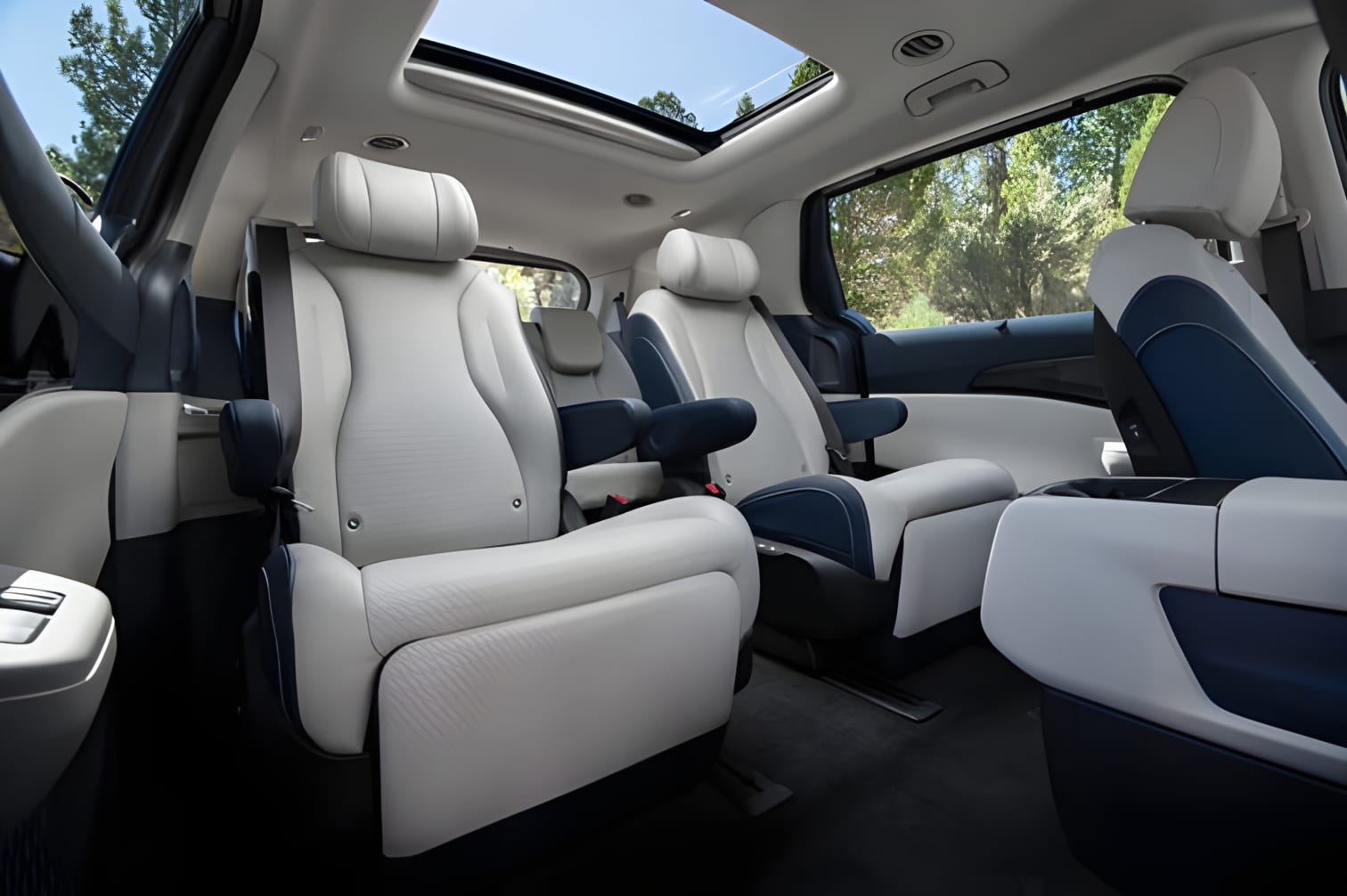 Cửa sổ trời panorama xe Kia Carnival Hybrid