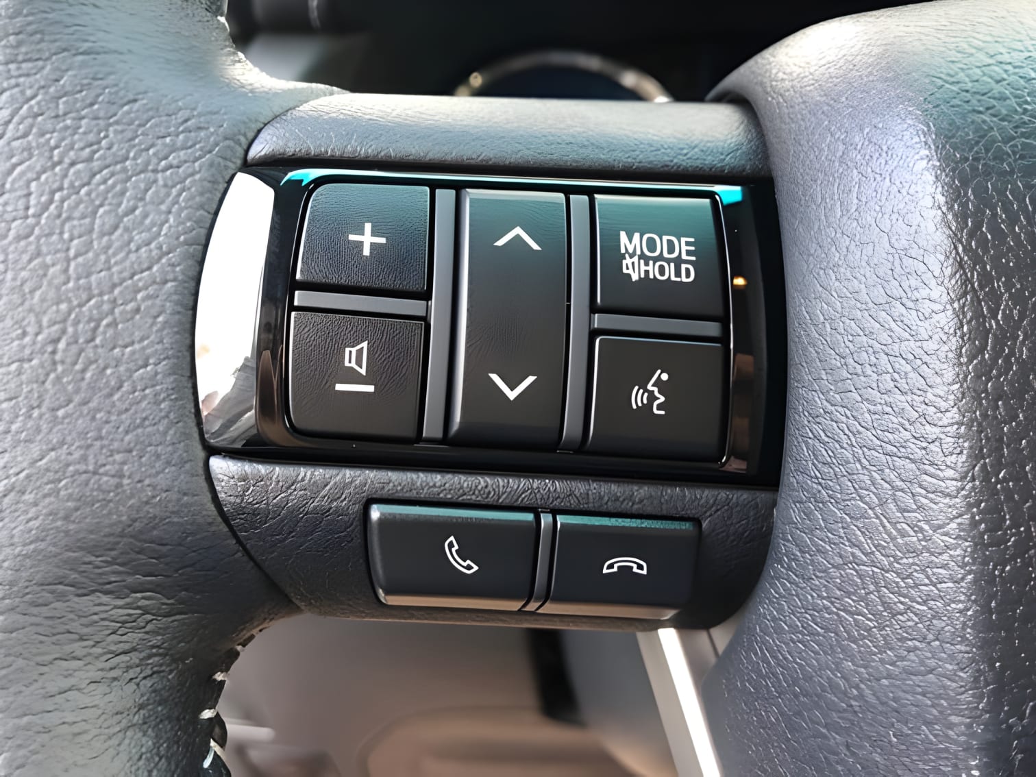 Đặm thoại rảnh tay Toyota Fortuner trên vô lăng