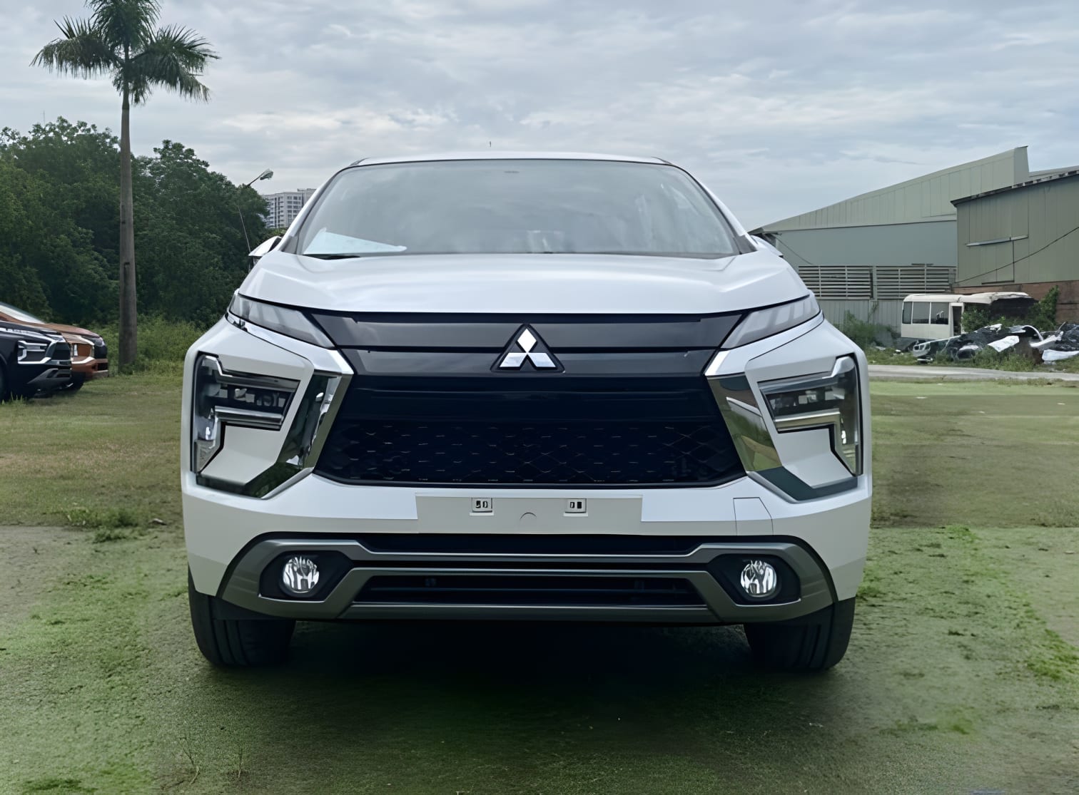 Đầu xe Mitsubishi Xpander 2023 góc nhìn chính diện