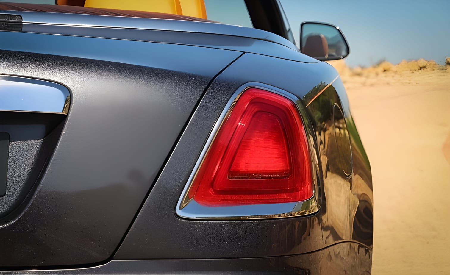 Đèn hậu Rolls-Royce Dawn thiết kế tinh tế