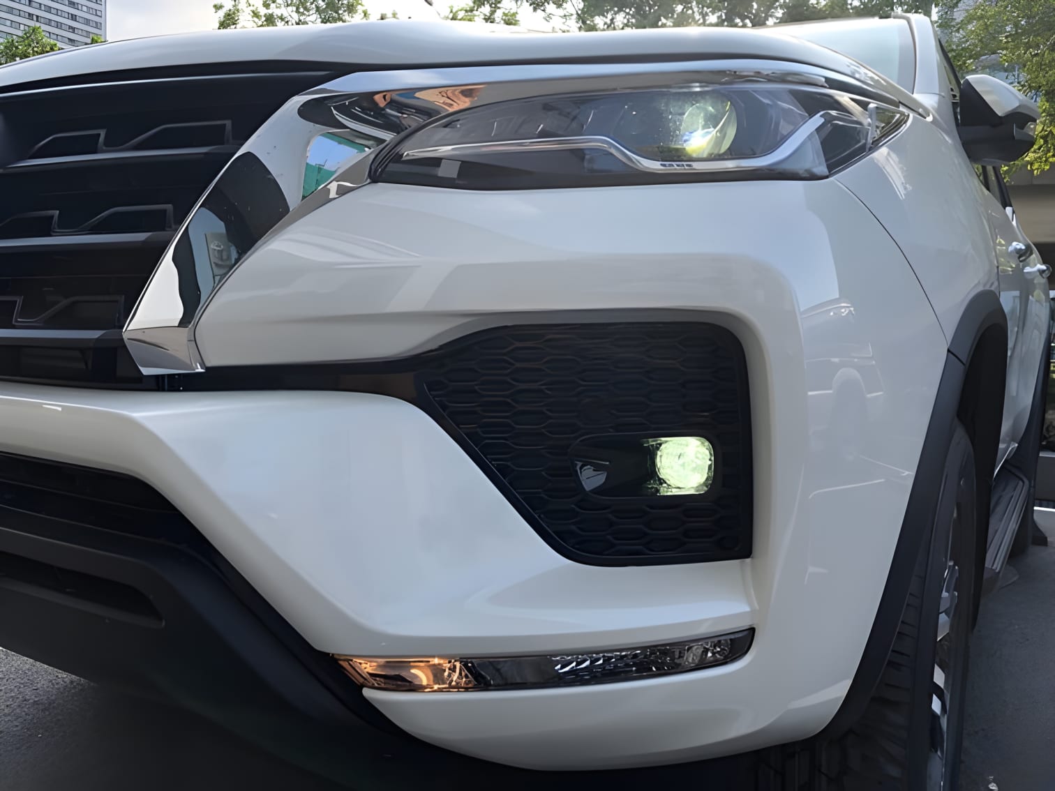 Đèn trước Toyota Fortuner thiết kế LED