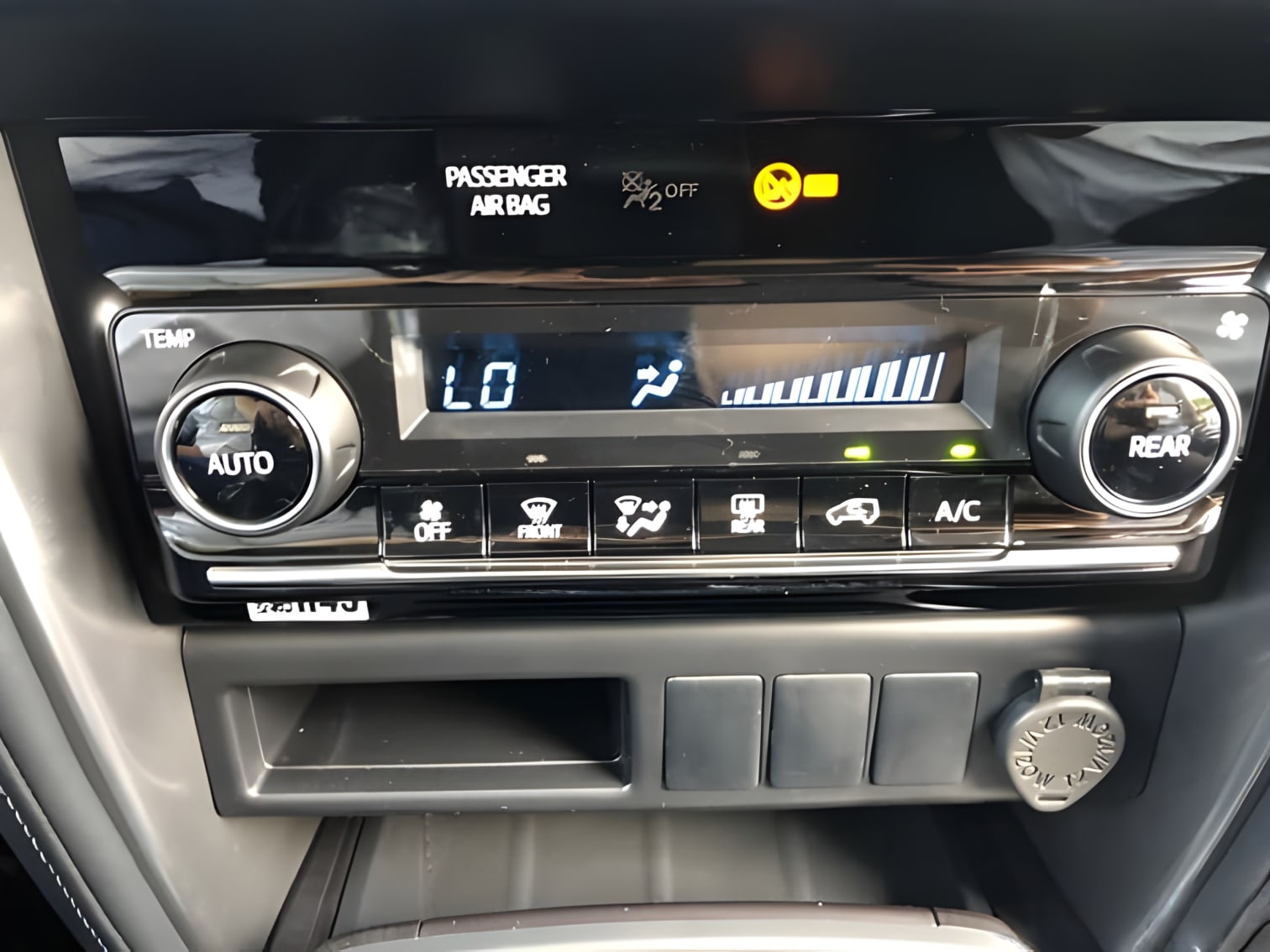 Điều hòa khí Toyota Fortuner tự động hai vùng