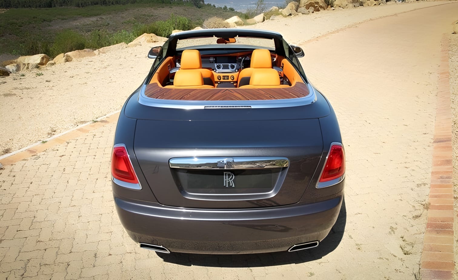Đuôi xe Rolls-Royce Dawn nhìn từ trên xuống