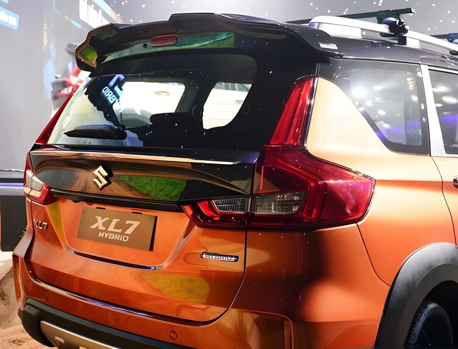 Đuôi xe Suzuki XL7 Hybrid từ góc sau