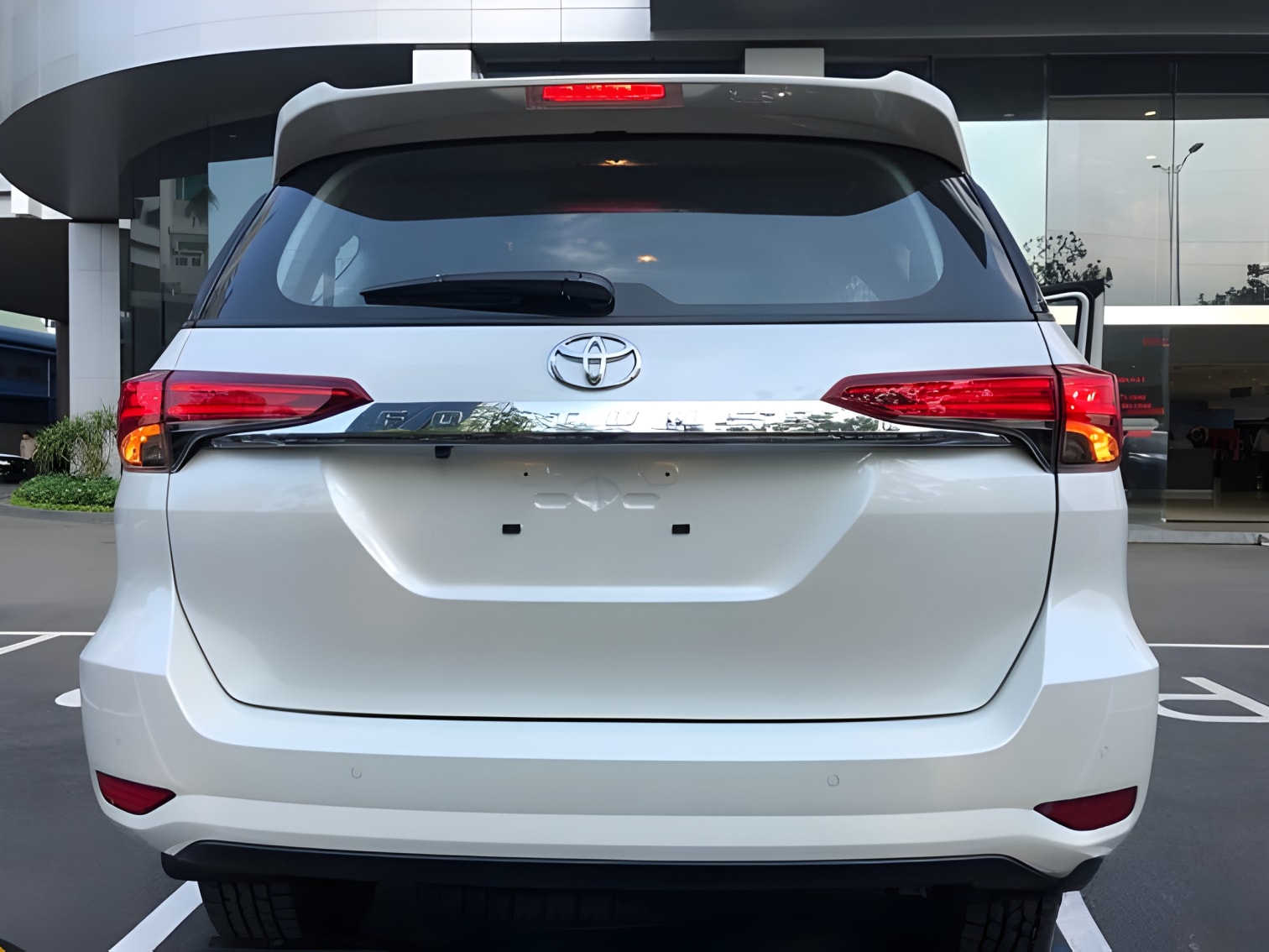 Đuôi xe Toyota Fortuner từ phía sau