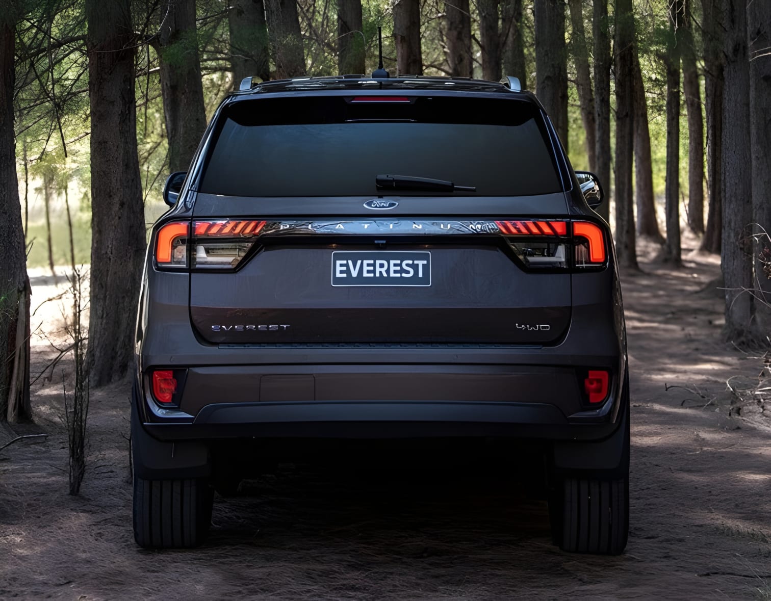 Đuôi xe Ford Everest Platinum 2024