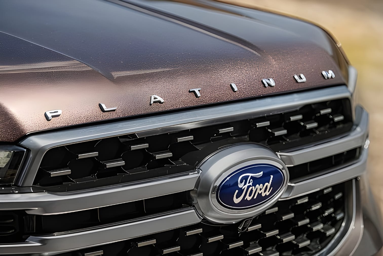 Logo Platinum trên nắp ca-pô Ford Everest 2024