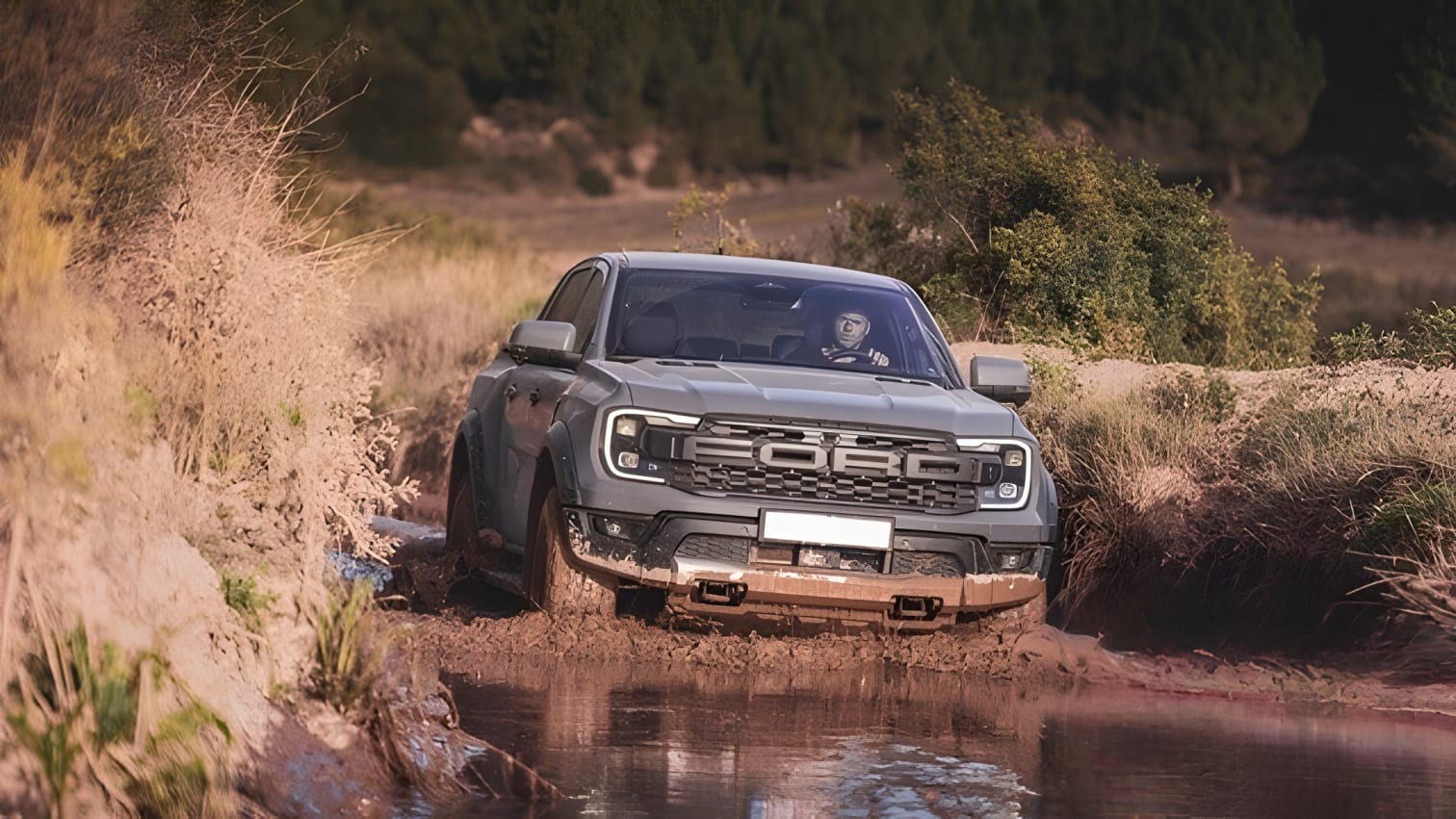 Ford Ranger Raptor thế hệ mới lội nước off-road