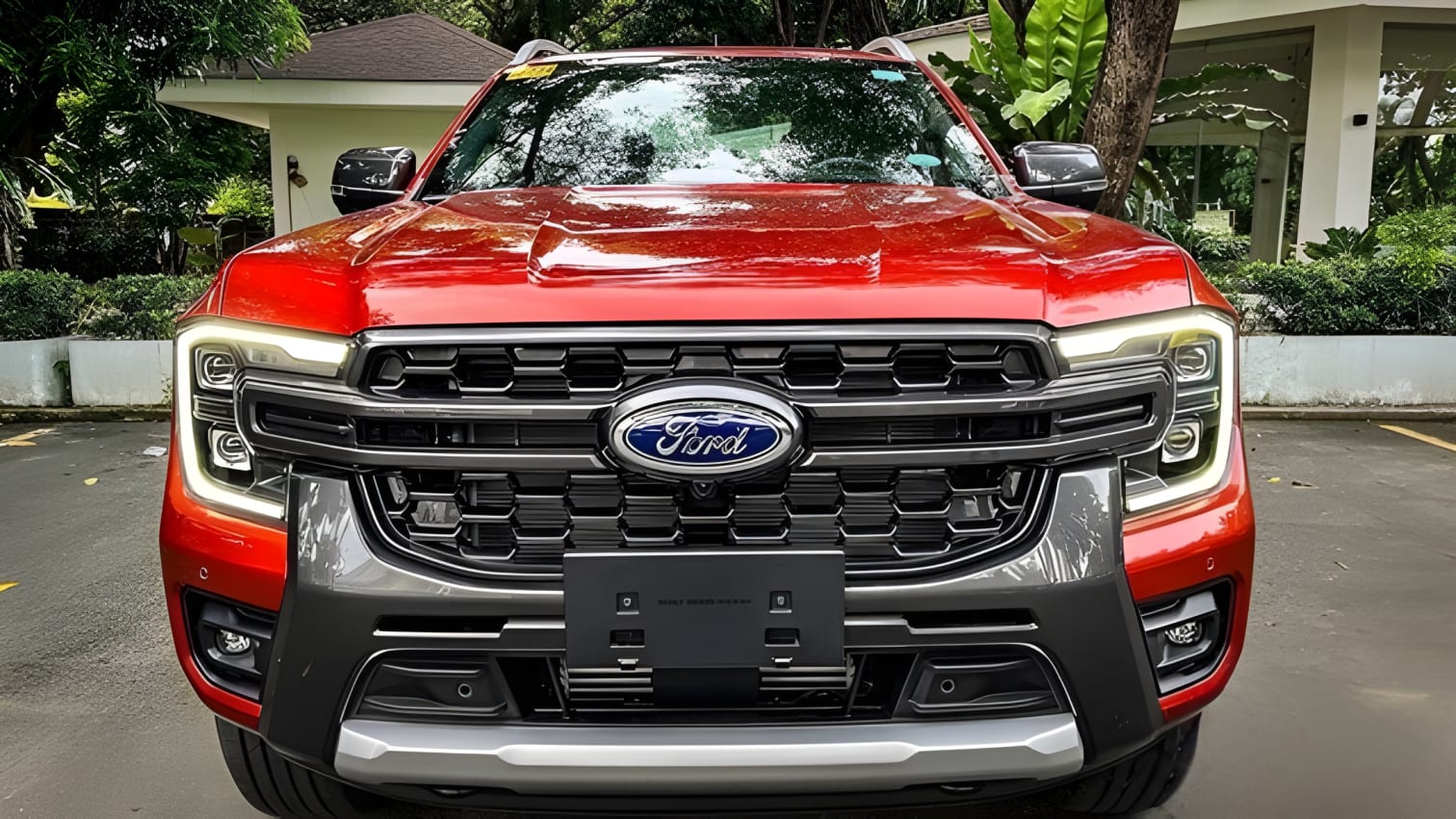 Đầu xe Ford Ranger Wildtrak 2025 lưới tản nhiệt mạ crôm