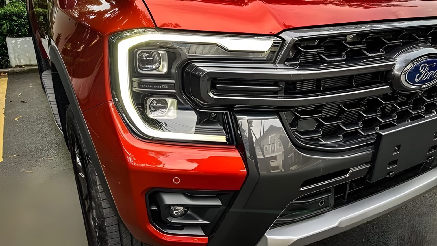 Đèn pha LED Ford Ranger Wildtrak chiếu sáng sắc bén