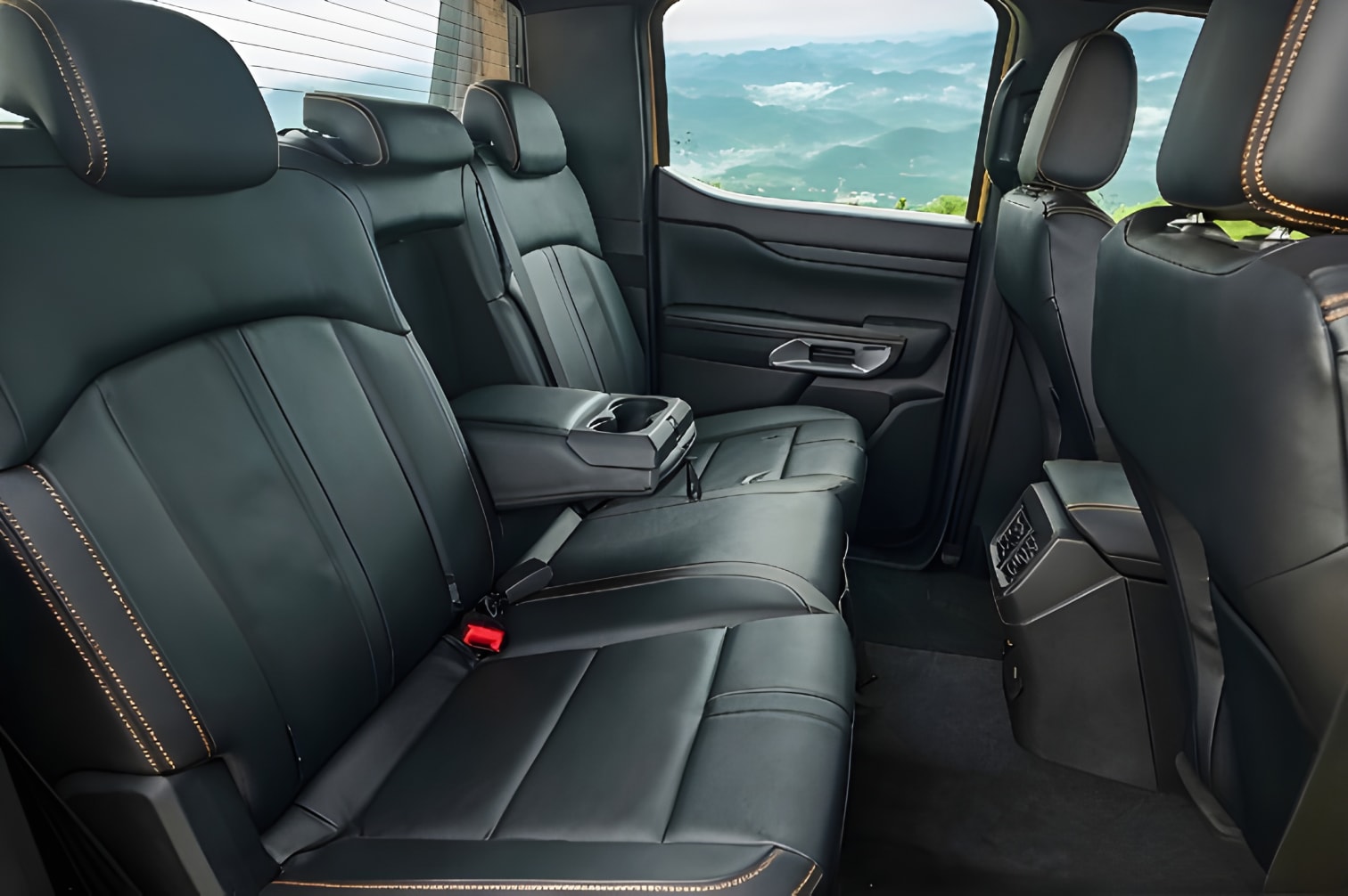 Hàng ghế sau Ford Ranger Wildtrak rộng rãi thoải mái