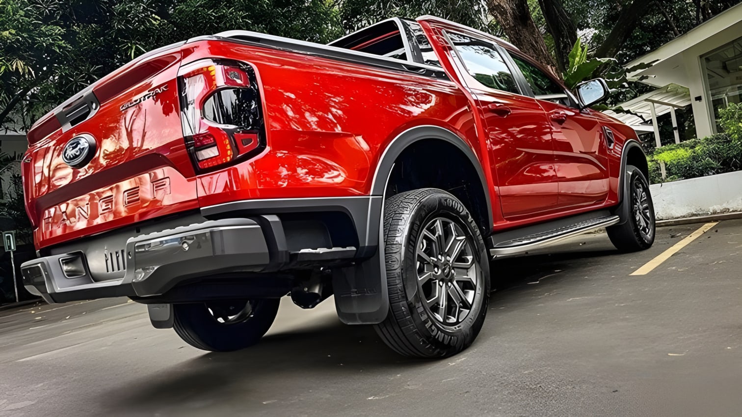 Hông xe Ford Ranger Wildtrak nhìn từ bên cạnh