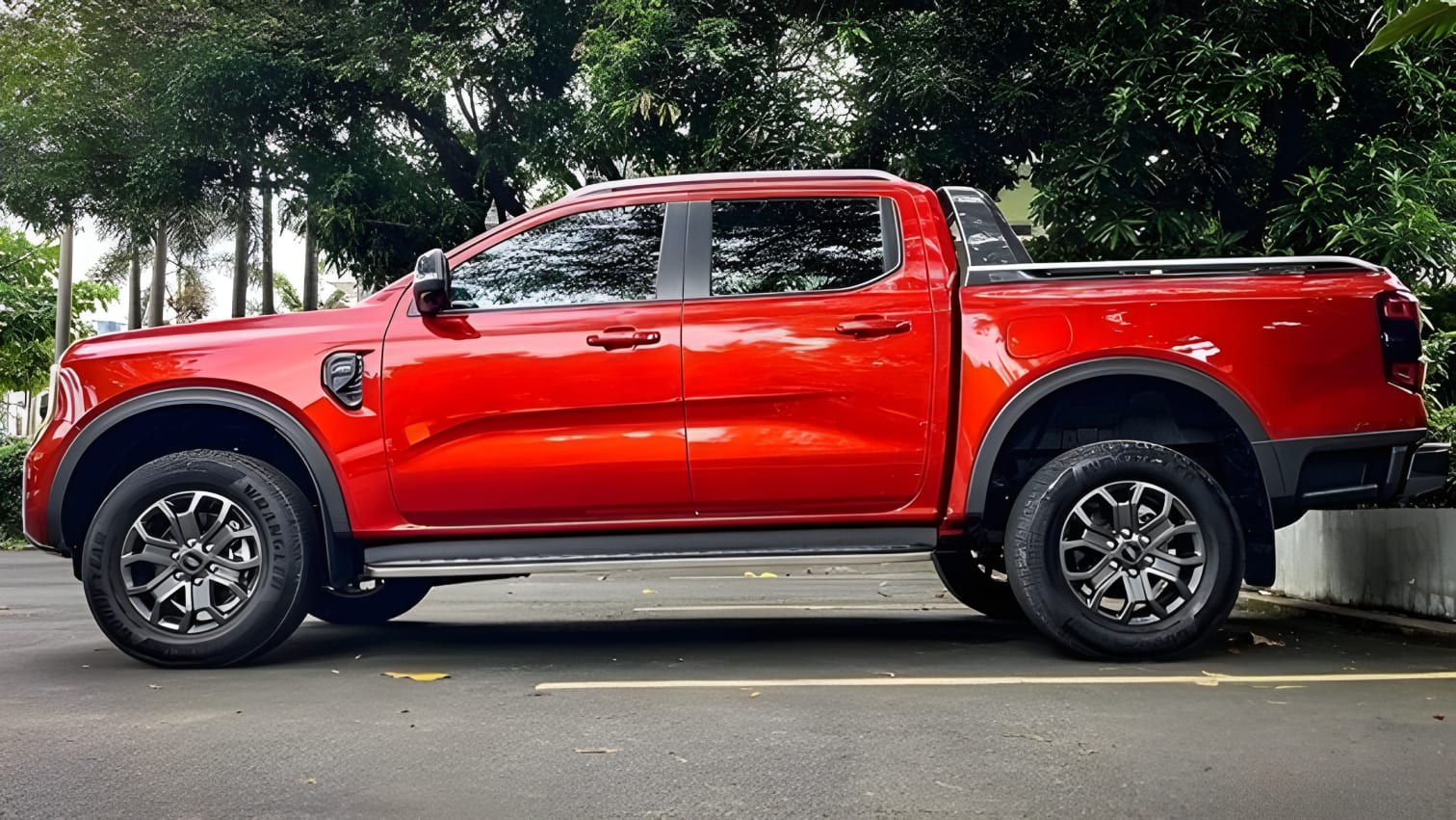 Thân xe Ford Ranger Wildtrak góc nhìn hông bên