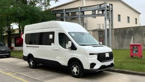 Ford Transit 2024 nhìn tổng thể bên ngoài