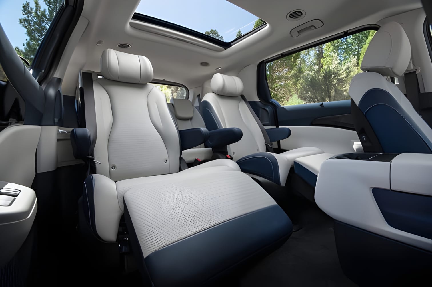 Hàng ghế thứ 2 xe Kia Carnival HEV rộng thoáng