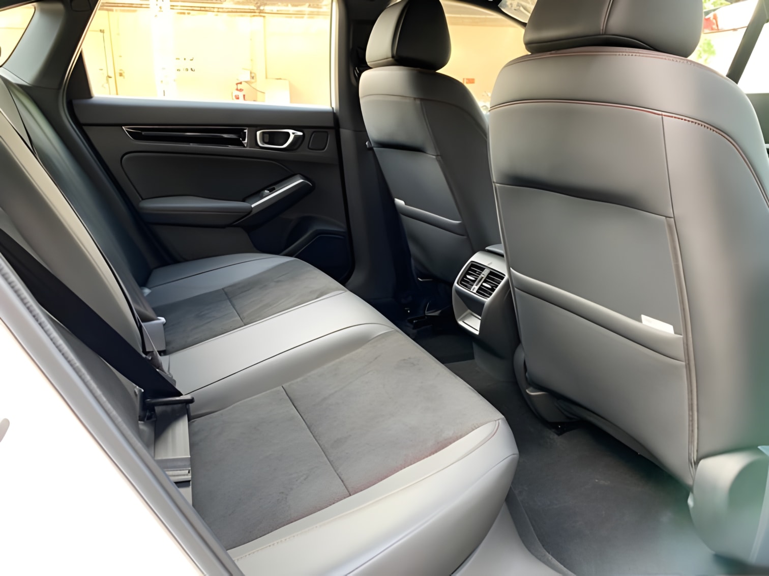 Hàng ghế sau Honda Civic rộng rãi và thoải mái