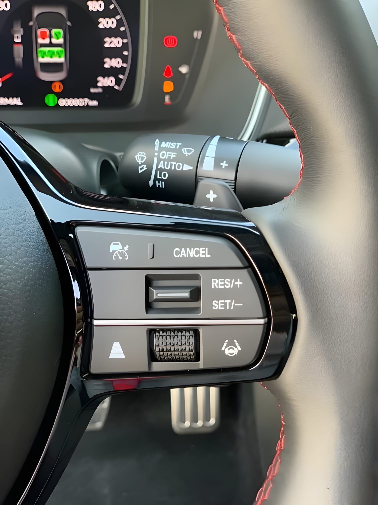 Các nút bấm điều khiển tích hợp trên vô lăng Honda Civic