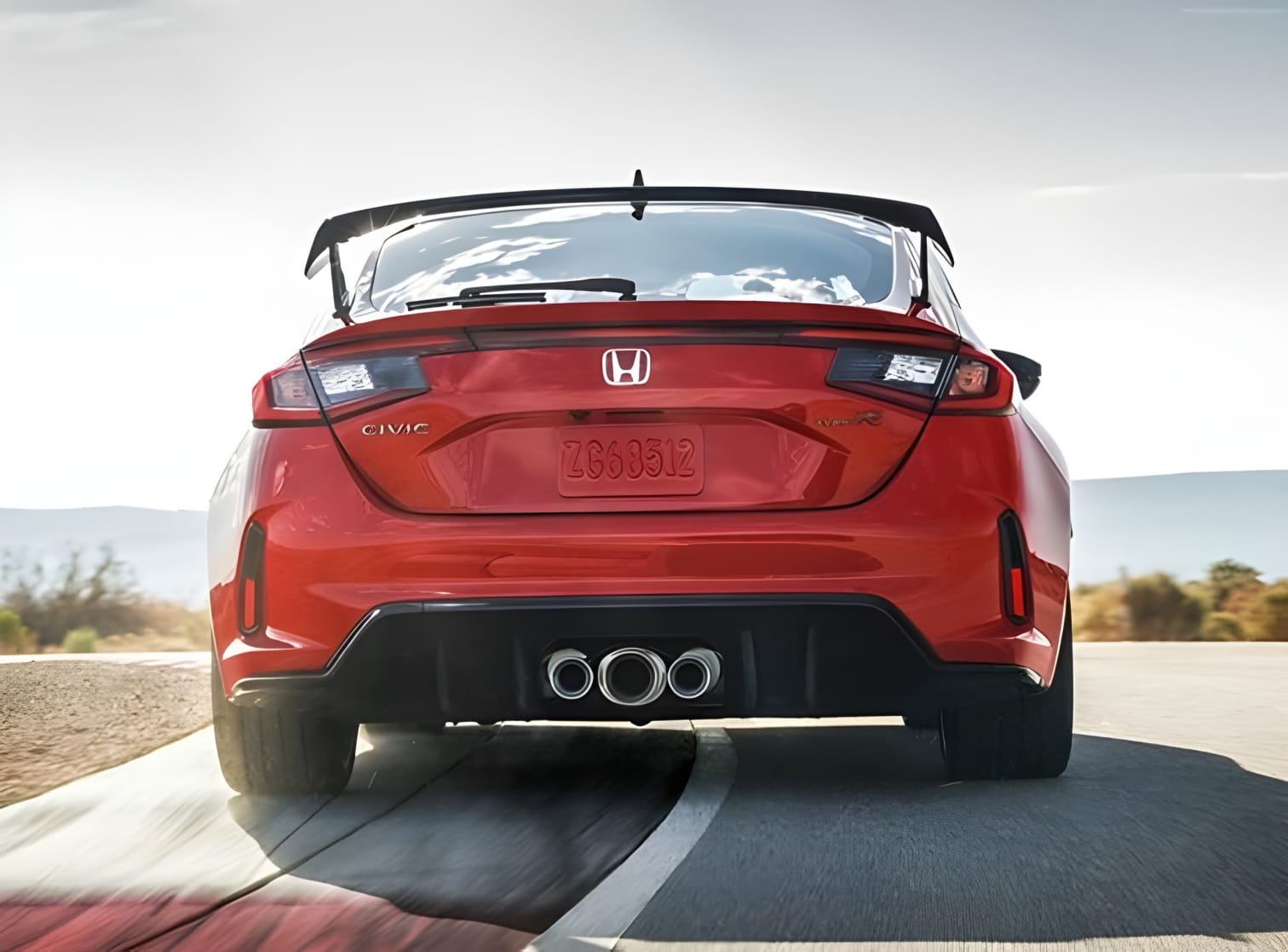 Đuôi xe Honda Civic Type R với ba ống xả