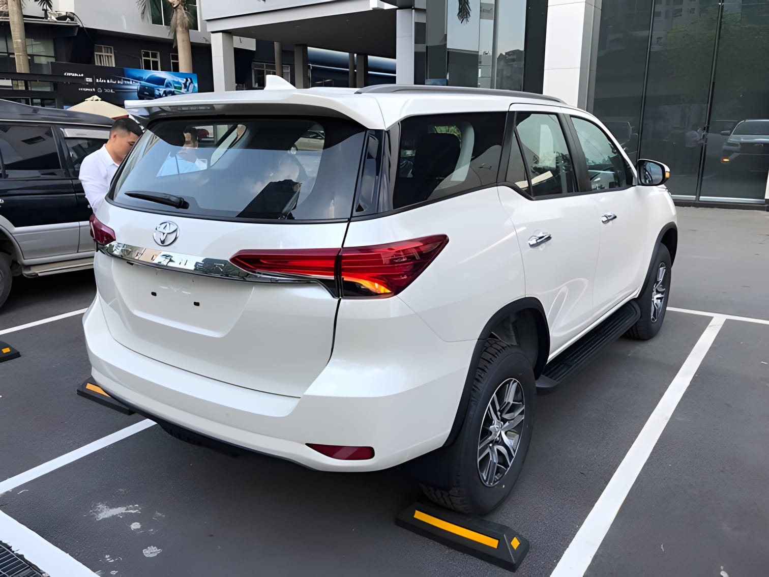 Hông xe Toyota Fortuner mặt bên