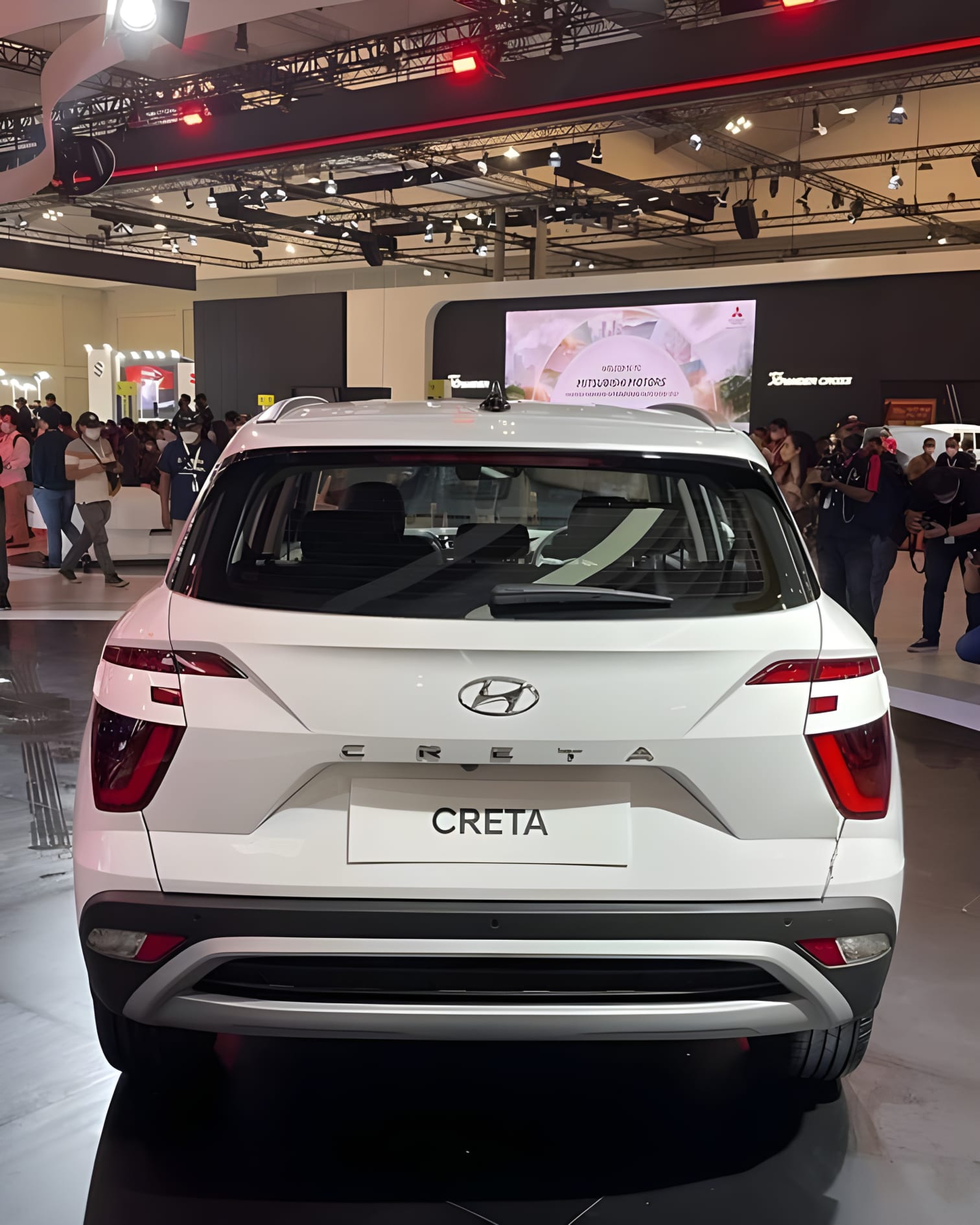 Đuôi xe Hyundai Creta màu trắng nhìn từ góc sau