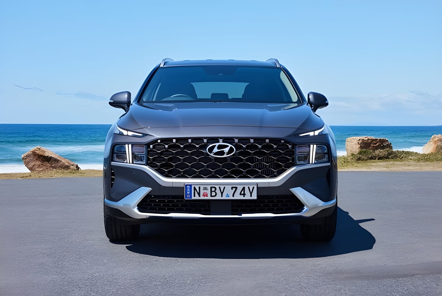 Đầu xe Hyundai Santa Fe Hybrid nhìn từ phía trước