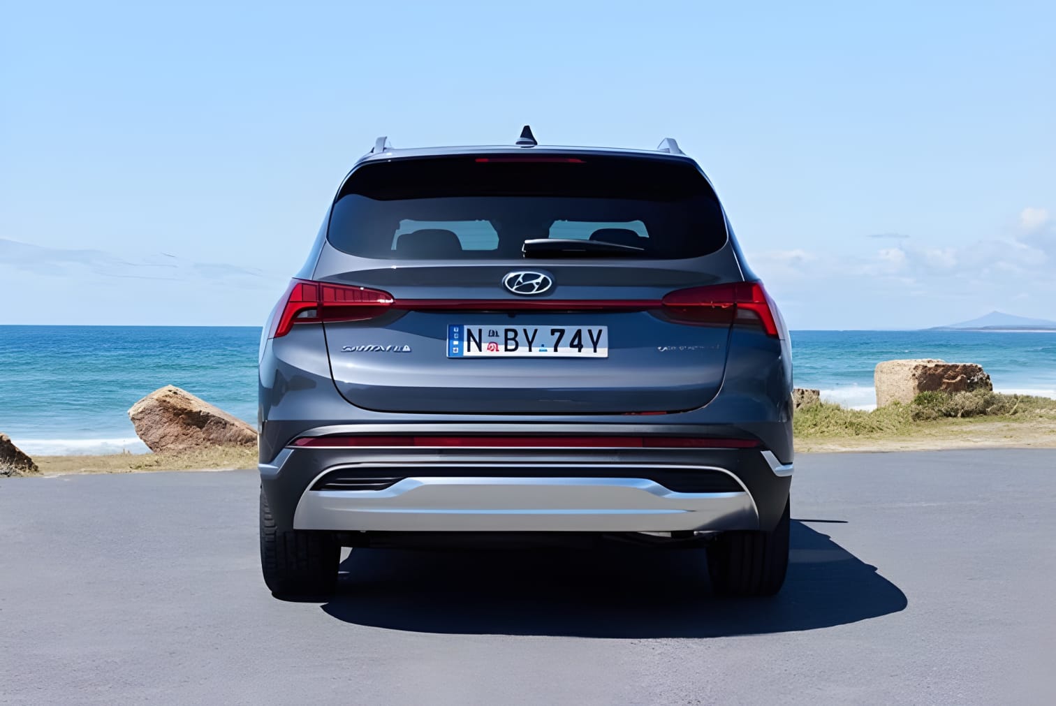 Đuôi xe Hyundai Santa Fe Hybrid nhìn từ phía sau