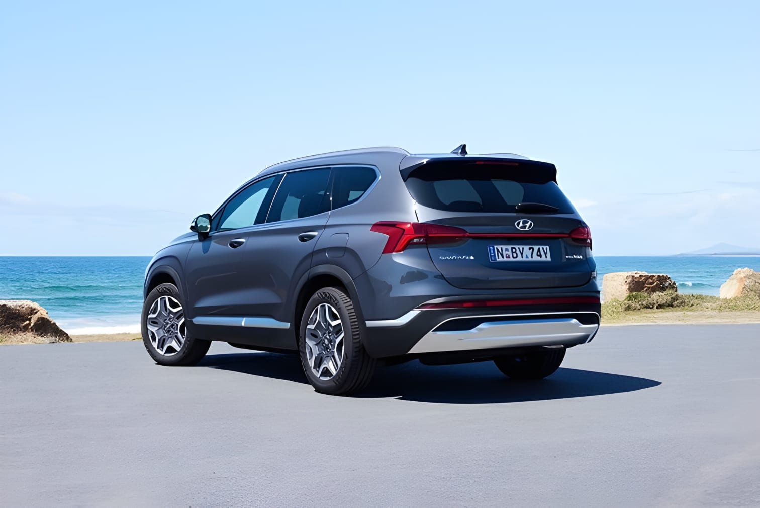 Hông xe Hyundai Santa Fe Hybrid thiết kế cơ bắp năng động