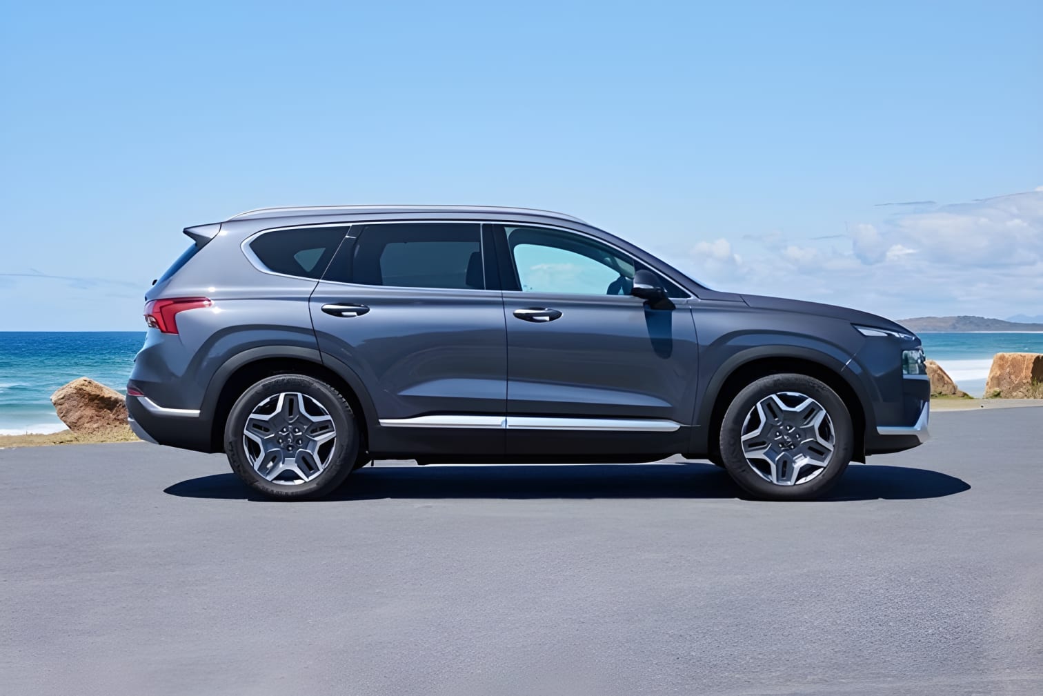 Thân xe Hyundai Santa Fe Hybrid nhìn từ góc hông