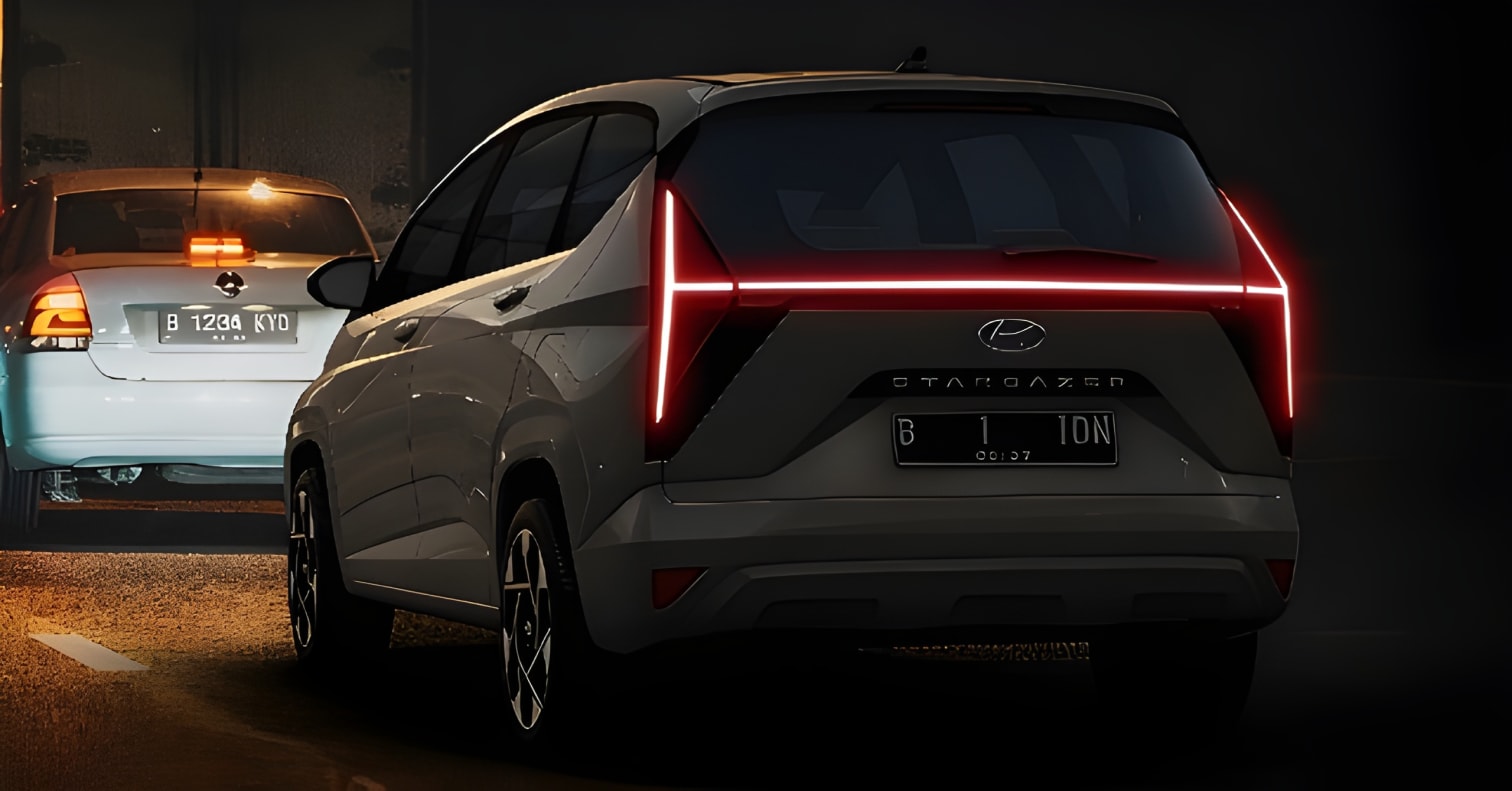 Đèn hậu Hyundai Stargazer nhìn từ góc sau xe