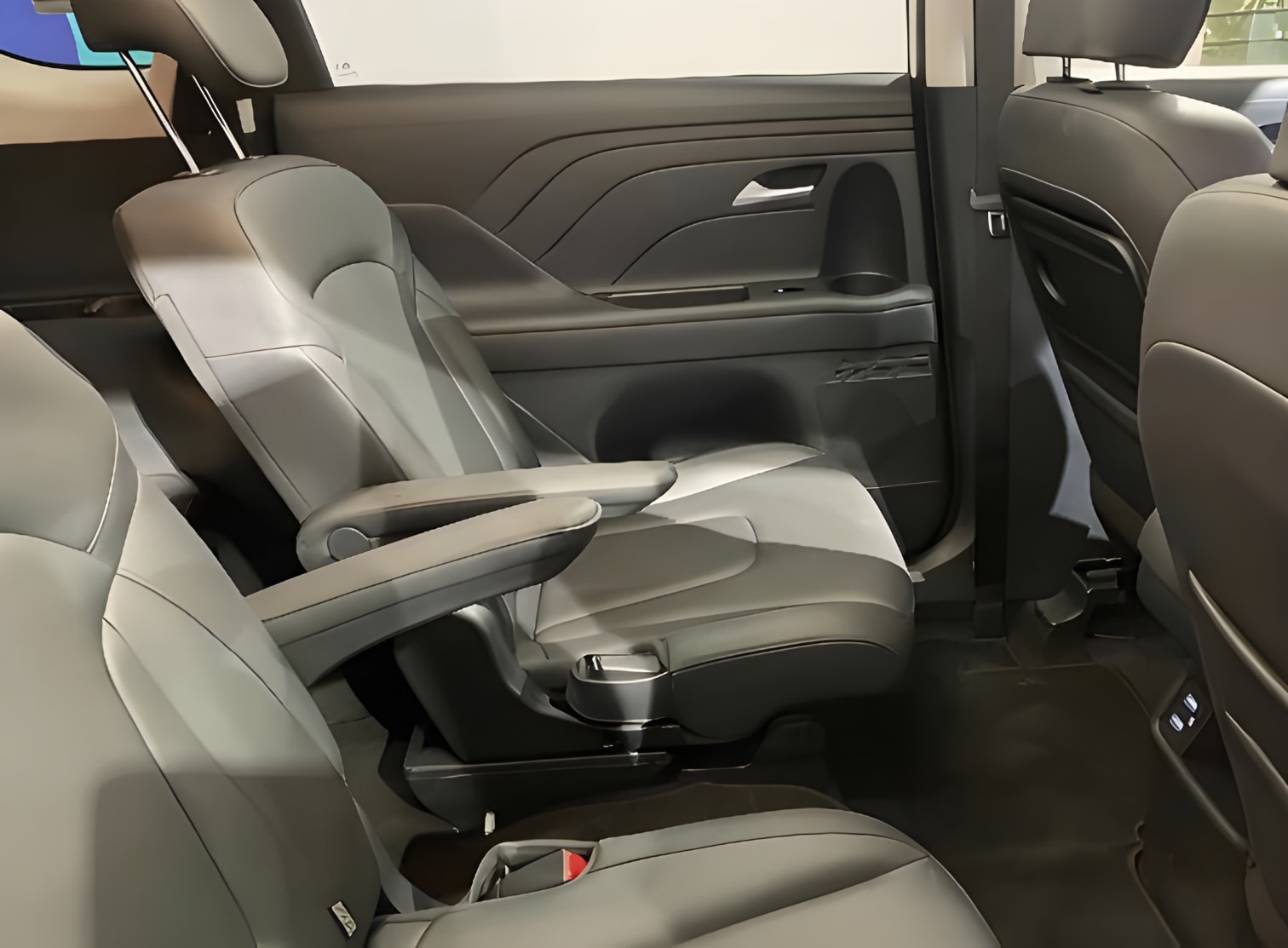 Hàng ghế thứ 2 Hyundai Stargazer rộng rãi thoải mái