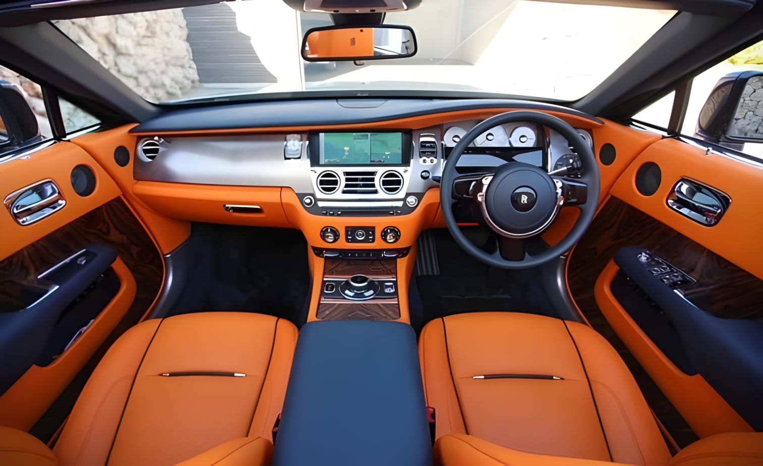 Khoang hành lý xe Rolls-Royce Dawn rộng rãi