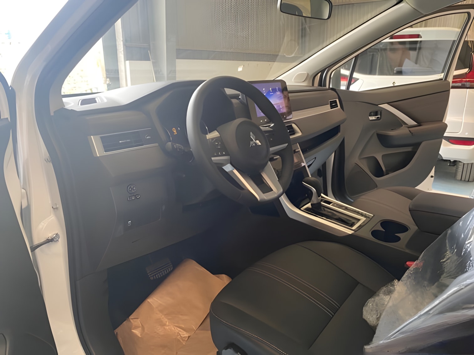 Khoang lái xe Mitsubishi Xpander 2023 tiện nghi hiện đại